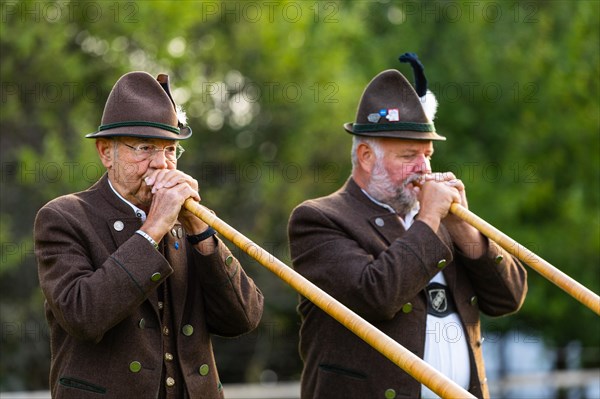 Alphorn blowers