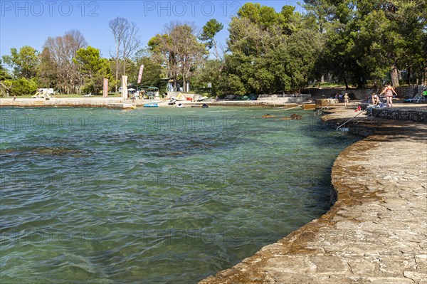 Beach on the stone coast of Spadici