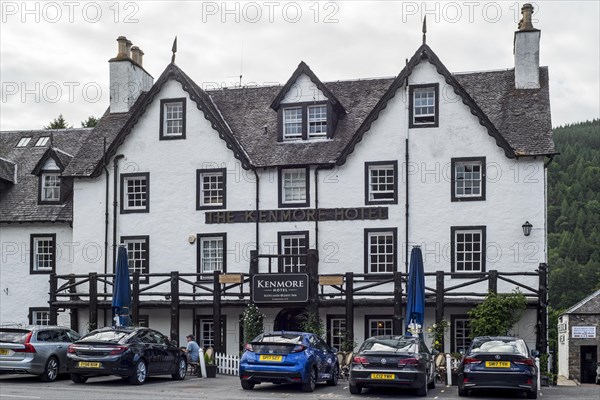 Cars of tourists in front of the Kenmore Hotel