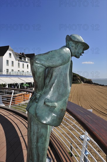 Hotel de la Plage and statue of Monsieur Hulot