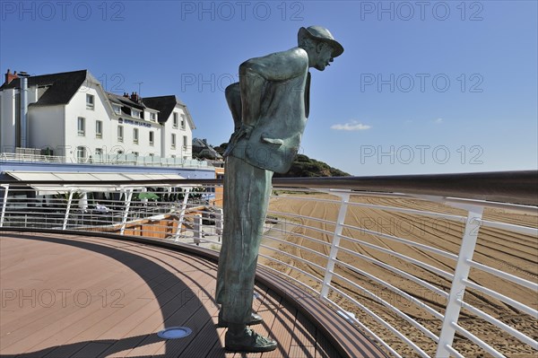 Hotel de la Plage and statue of Monsieur Hulot