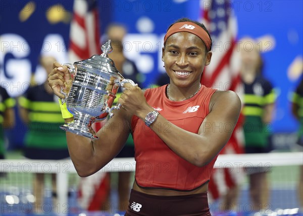 Coco Gauff USA haelt die Trophaee nach ihrem Sieg im Dameneinzel-Finale der US Open 2023