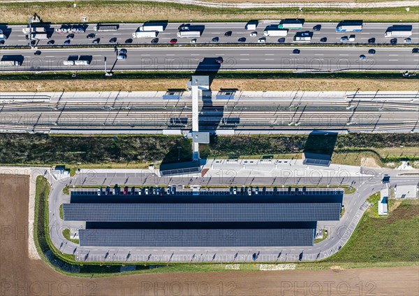 260 charging stations for electric cars under solar roofs at the Alb railway station. The Zweckverband Swabian Alb and the state invested around four million euros for the charging park. A8 motorway