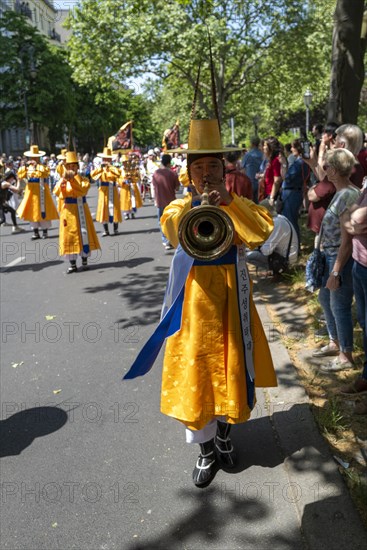 A musician entertaining the crowd at the start of the Carnival of Cultures parade. Berlin