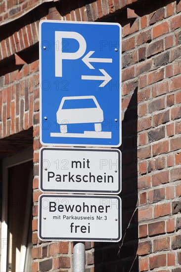 Traffic sign Parking on pavements