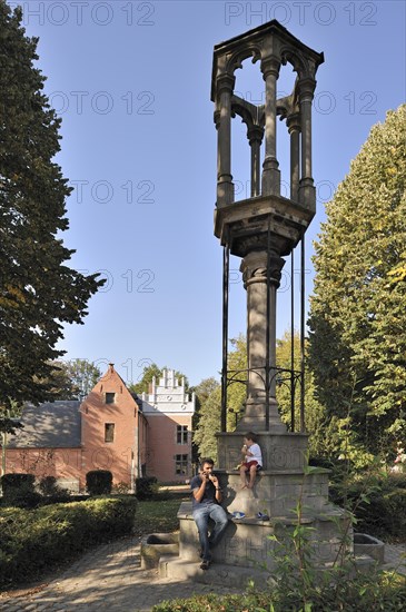 The pillory and the Bailli House at Kasteelbrakel