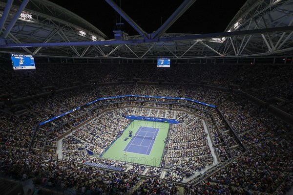 Blick aus der Vogelperspektive auf das Arthur-Ashe-Stadion bei Nacht