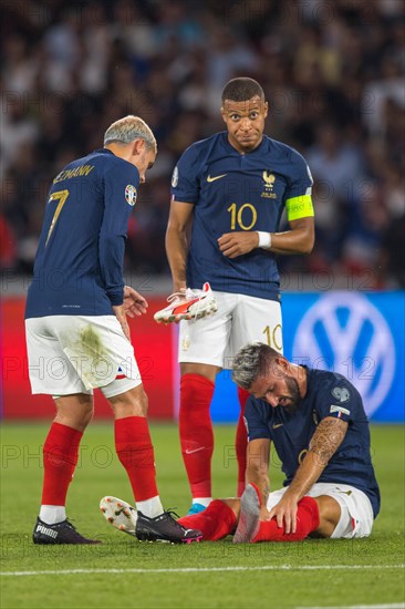 Olivier GIROUD France injured on the ground