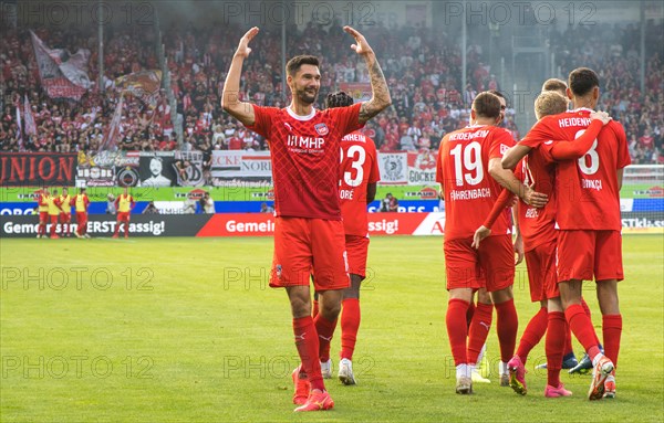 Tim Kleindienst 1. FC Heidenheim l. urges the fans to cheer