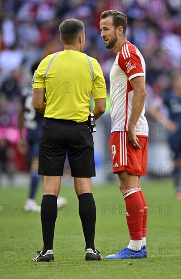 Referee Robert Hartmann in conversation with Harry Kane FC Bayern Munich FCB