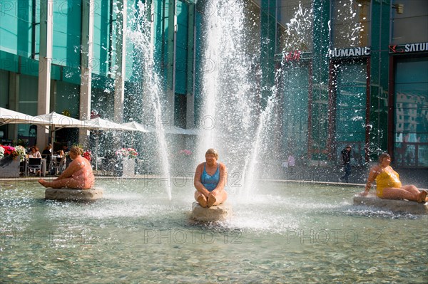 Fountain in which 3 ladies refresh themselves