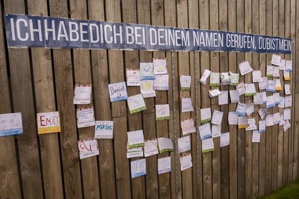 Notes with names of visitors on a pinboard at the ecumenical stand of the Protestant and Catholic churches at the Federal Horticultural Show