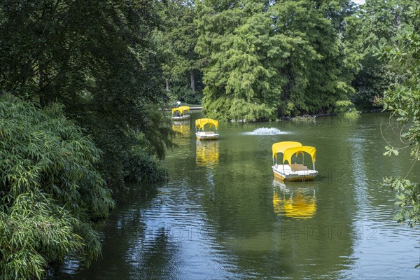 Self-propelled electric boats on the grounds of the Federal Horticultural Show