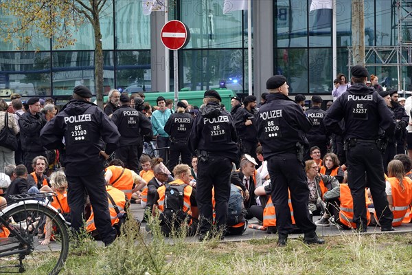 Last generation's street blockade at Berlin's main station