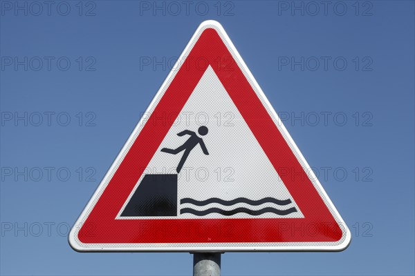 Road sign shore