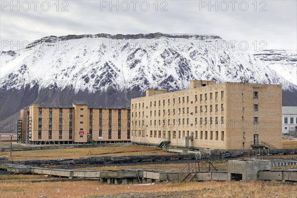 Hotel Tulpan and former apartment block