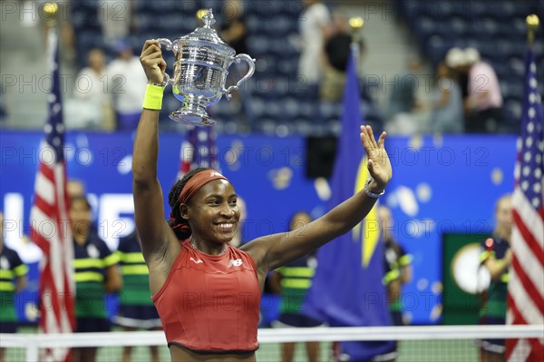 Coco Gauff USA haelt die Trophaee und winkt ihrem Team zu