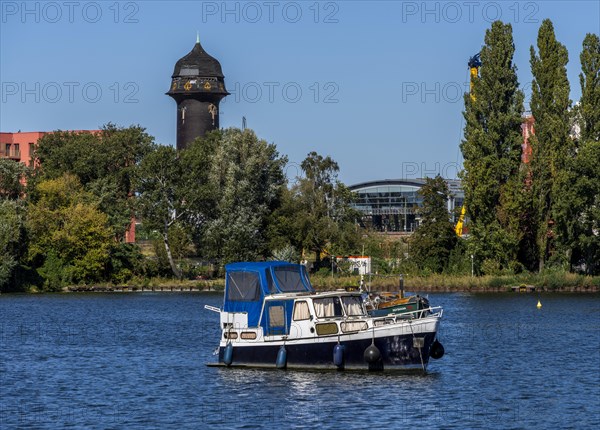 Rummelsburger See with water tower at Ostkreuz station