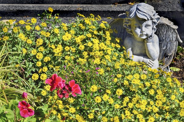 Grave with putto and floral decoration