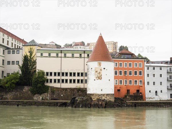 View over the Inn to the Schaiblingsturm at the Inn quay