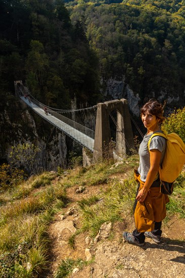 A hiker looking at the Passerelle Holtzarte