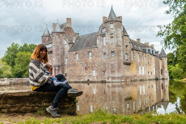 A breast in the lake of the Chateau Trecesson