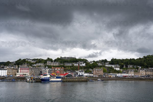 The harbour town of Oban with the harbour promenade