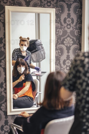 Hairdresser with security measures for the covid-19