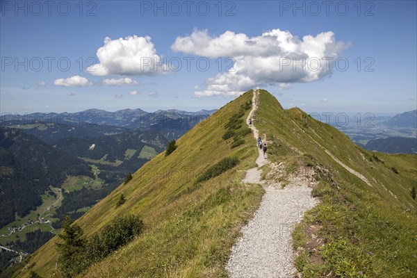 Hikers on the Fellhorngrat ridge trail between Fellhorn summit and Soellerkopf