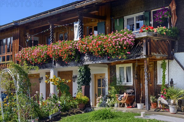 Farmhouse with large balcony and flower decoration in Linsen near Niedersonthofen