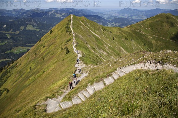 Hikers on the Fellhorngrat ridge trail between Fellhorn summit and Soellerkopf