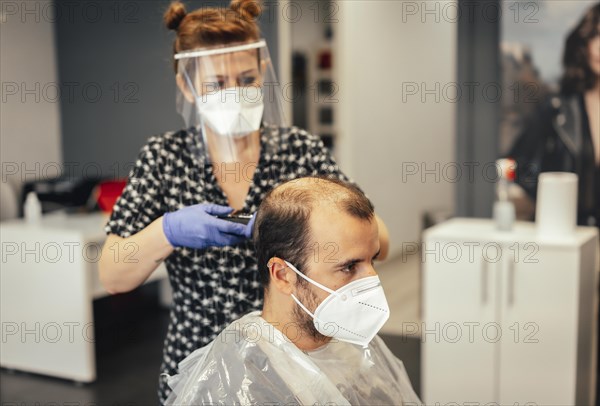 Hairdresser with security measures for the covid-19