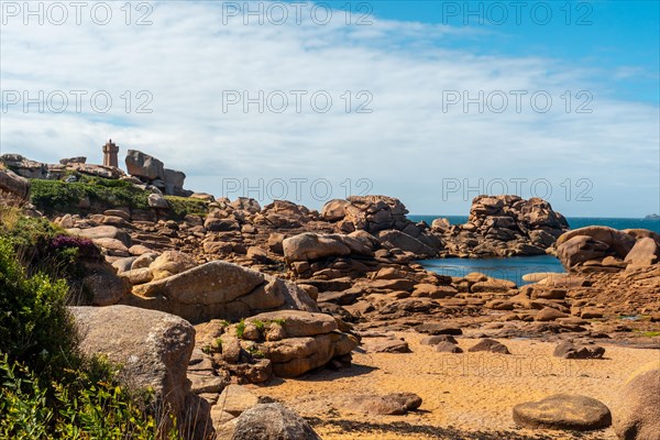 Coast at low tide along Mean Ruz lighthouse