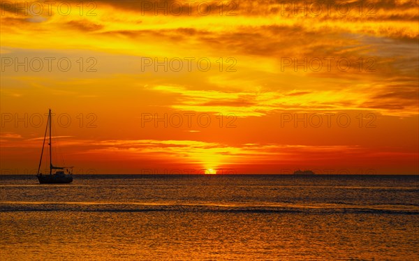 Atardecer de Roatan desde West End. Honduras