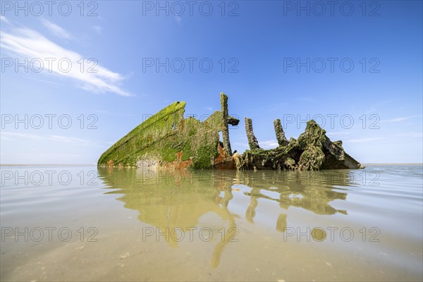 Old shipwreck Claude London on the coast