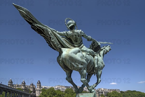 Statue of Joan of Arc on the Pont Bir Hakeim