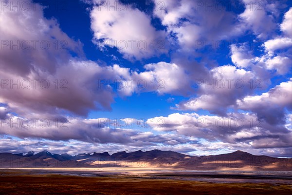 Lake Tso Kar at sunrise