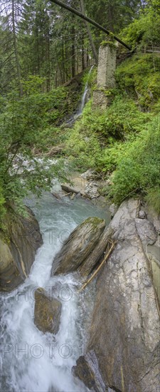 Saldur stream behind it Water pipe of the Leiterwaal