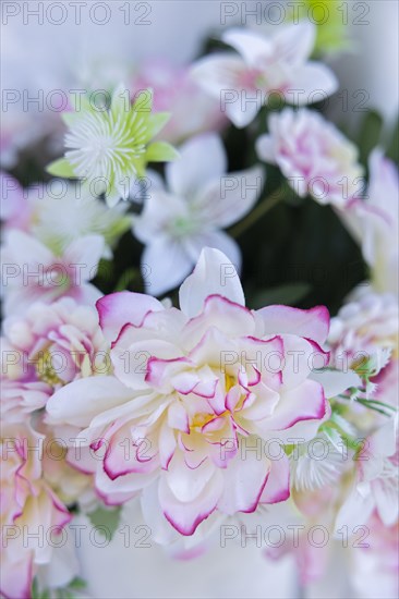 Arrangement with artificial flowers in a cemetery