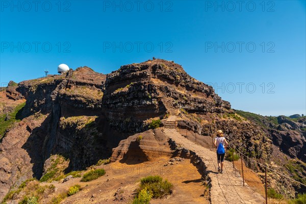 A young tourist on the trail to Pico do Arieiro from Ninho da