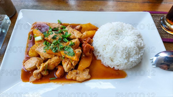 Stir-fried chicken with cashew nuts and pineapple