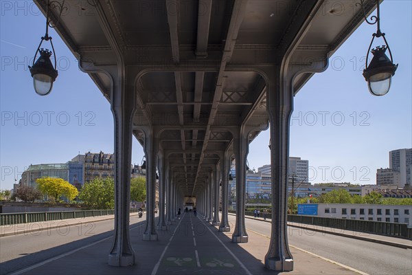 Metro track on the Pont de Bir Hakeim bridge