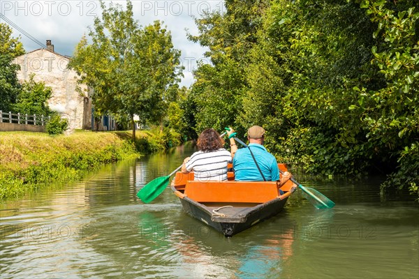 A couple rowing the boat sailing between La Garette and Coulon