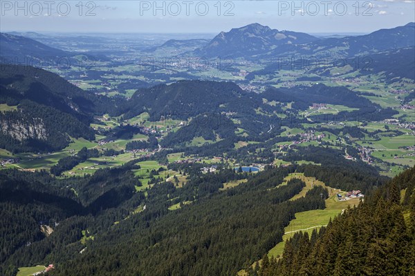 View from the Fellhorngrat ridge hiking trail into the Illertal valley