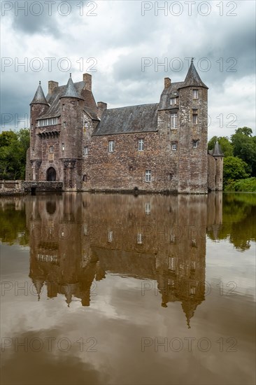 The beautiful lake of the Chateau Trecesson