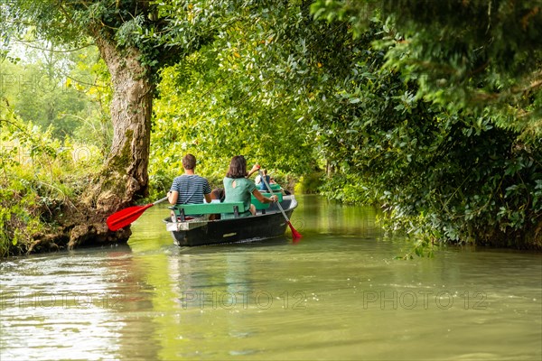 A young couple rowing the boat sailing between La Garette and Coulon