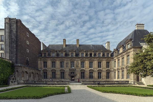 Park and building of the historic Hotel de Sully