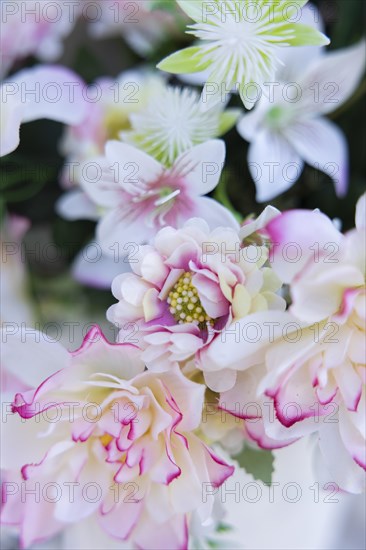 Arrangement with artificial flowers in a cemetery