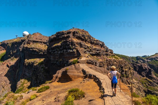 A young tourist on the trail to Pico do Arieiro from Ninho da