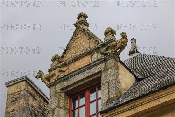 Gable with animal sculptures